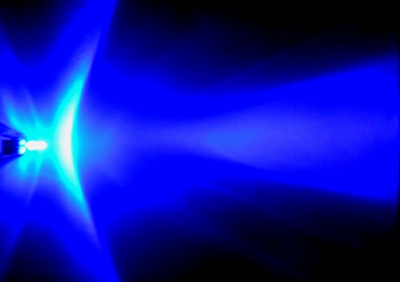Schweizer Studie: Keine Blaulicht-Gefahr bei üblichen LED-Leuchtmitteln –  Fastvoice-Blog
